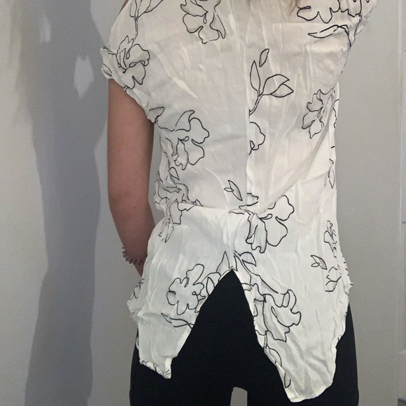 REITMANS - The Relaxed White & Black Floral Print Shirt - Picture 2 of 3